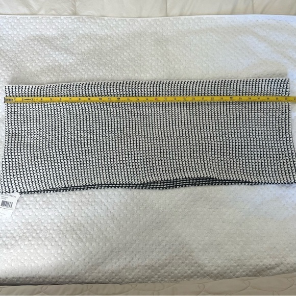 NWT. Calvin Klein Infinity Loop Scarf Black White - Picture 8 of 9